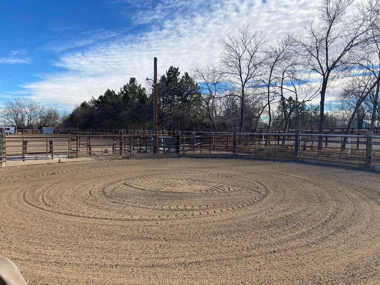 Freshly groomed round pen